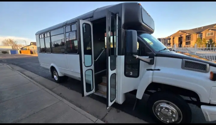 2005 Chevrolet C5500 Party Bus