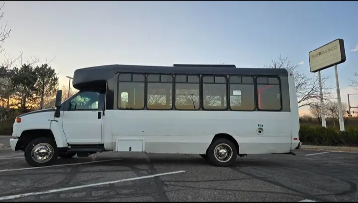 2005 Chevrolet C5500 Party Bus