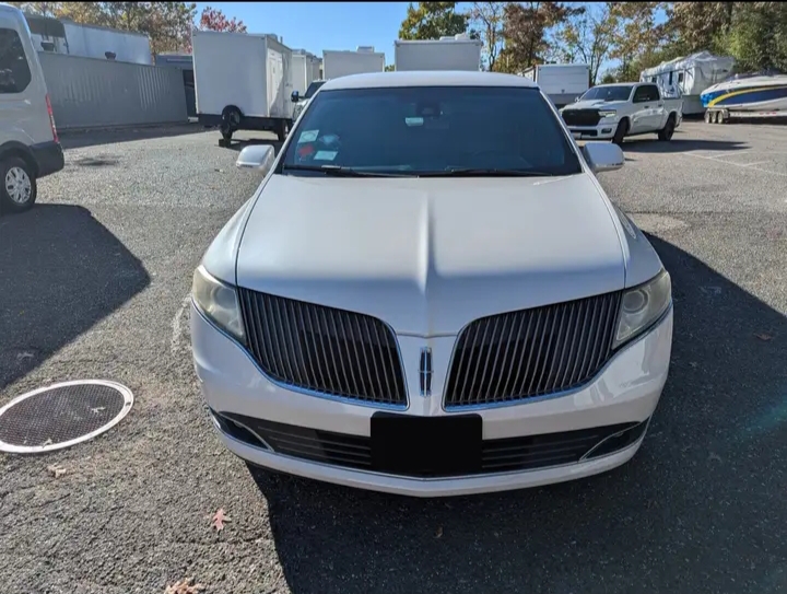 2013 Lincoln MKT Limousine