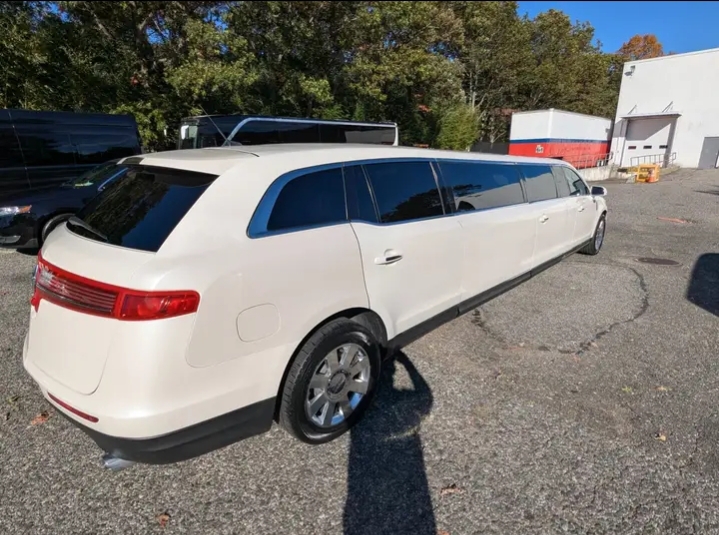 2013 Lincoln MKT Limousine