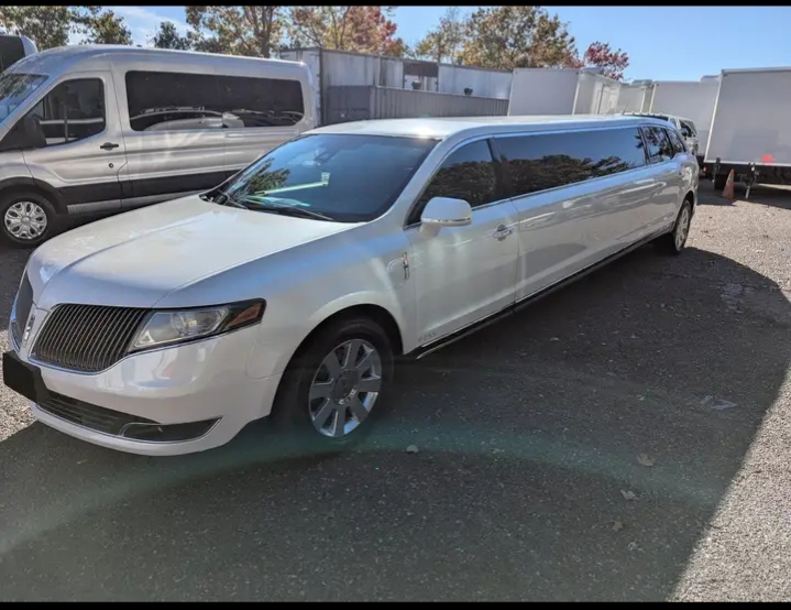 2013 Lincoln MKT Limousine