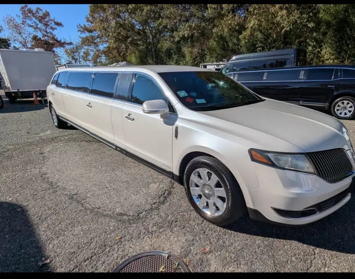 2013 Lincoln MKT Limousine