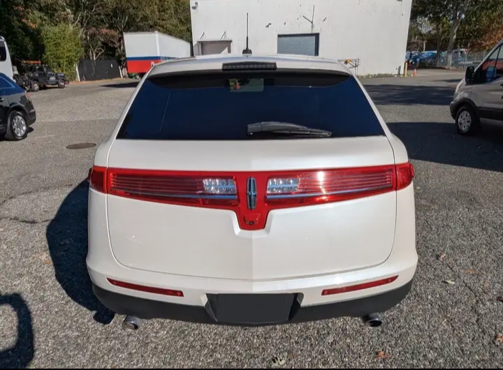 2013 Lincoln MKT Limousine