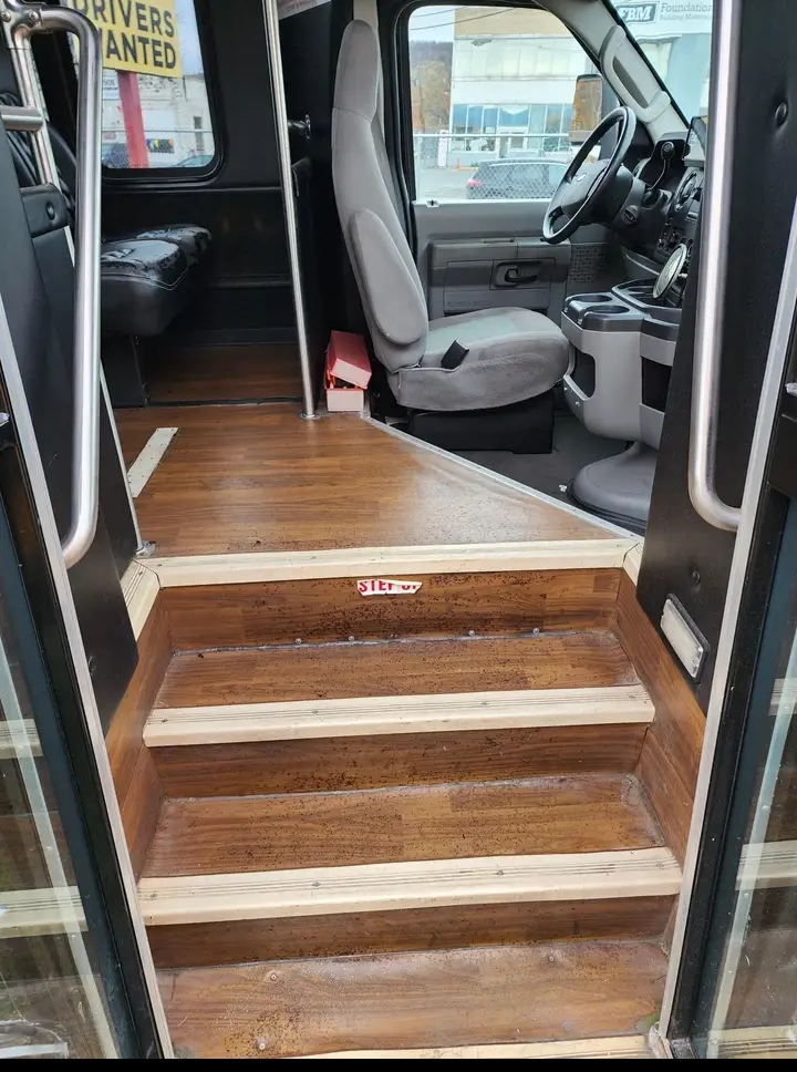 2013 Ford E-450 Shuttle Bus