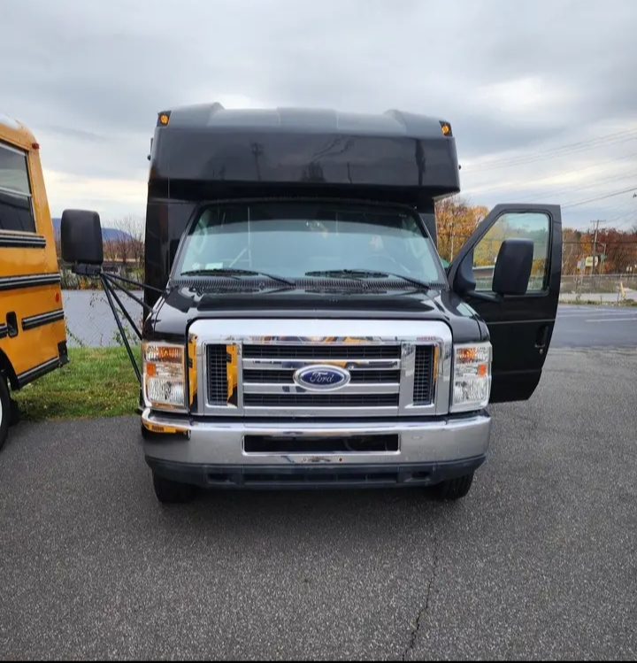 2013 Ford E-450 Shuttle Bus