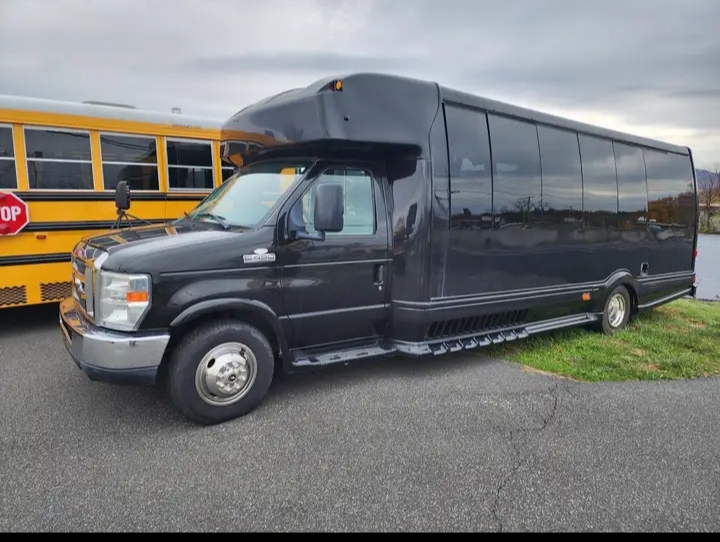 2013 Ford E-450 Shuttle Bus