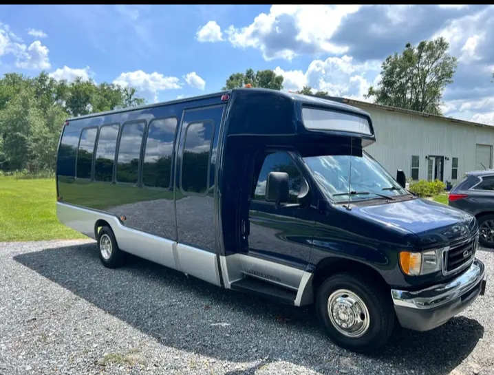 2003 Ford E-450 Shuttle Bus