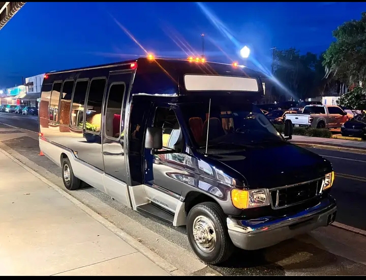 2003 Ford E-450 Shuttle Bus