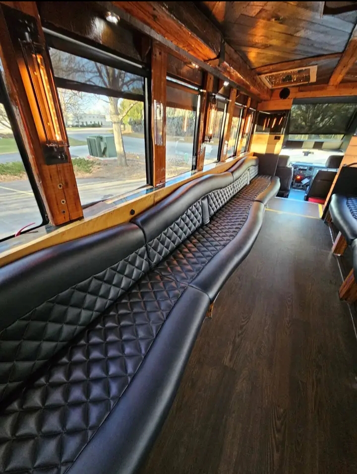 2015 Ford F-550 Limo Bus
