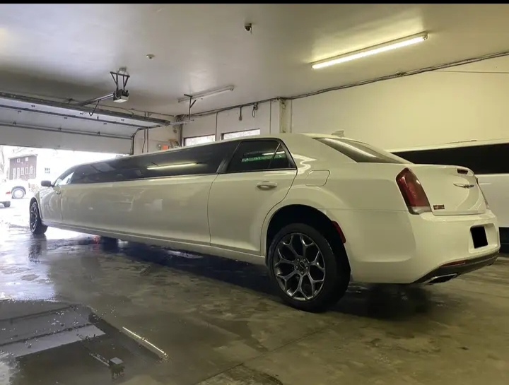2018 Chrysler 300 Limousine