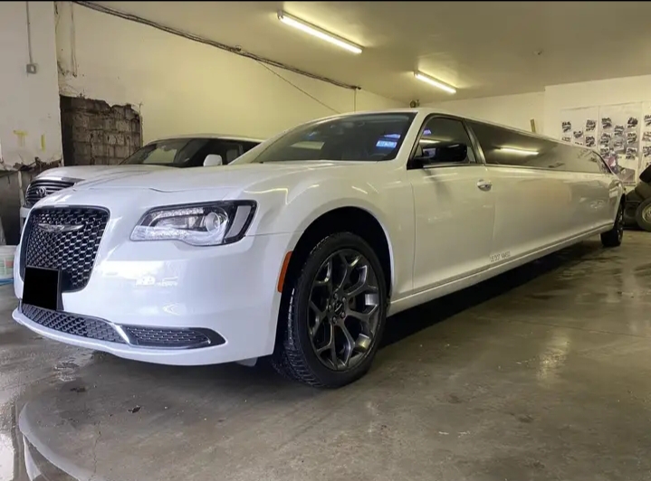 2018 Chrysler 300 Limousine