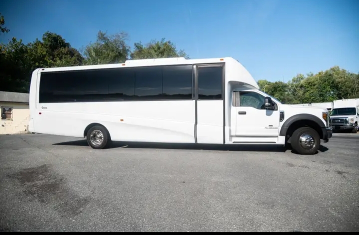 2019 Ford F-550 Limo Bus