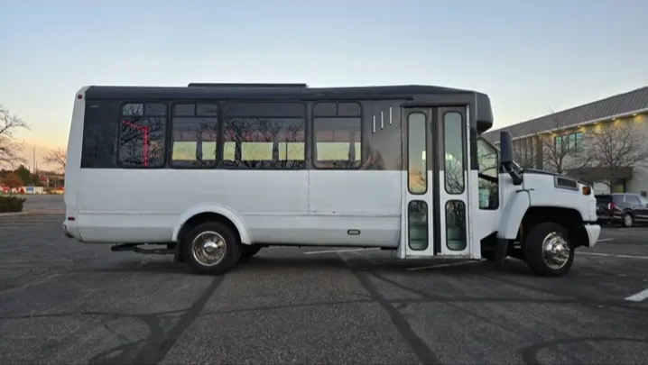 2004 Chevrolet C5500 Party Bus