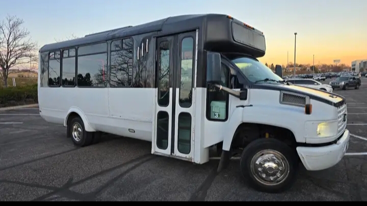 2004 Chevrolet C5500 Party Bus