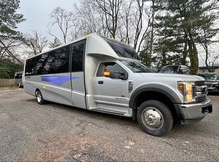 2018 Ford F-550 Limo Bus