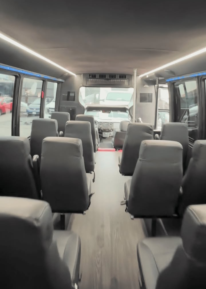 2006 Ford F-550 Shuttle Bus