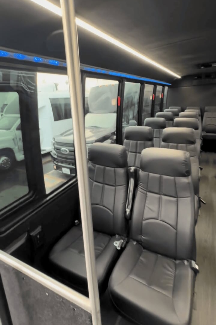 2006 Ford F-550 Shuttle Bus