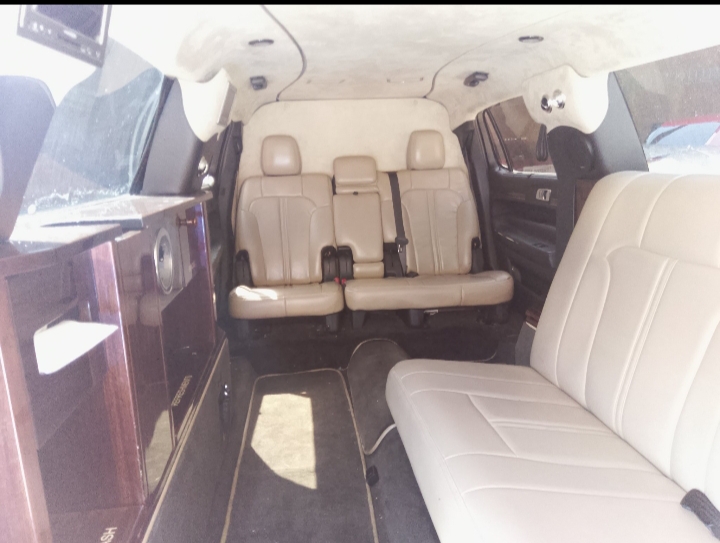 2014 Lincoln MKT Limousine