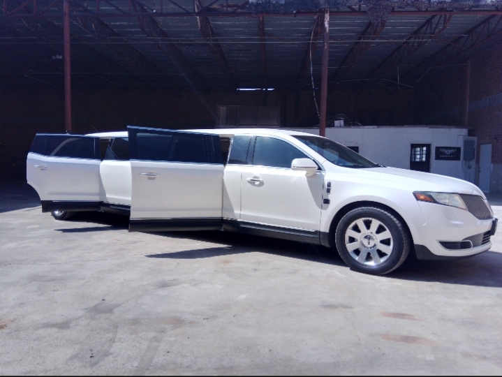 2014 Lincoln MKT Limousine