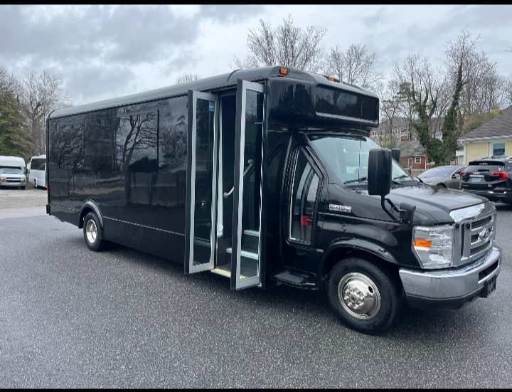2018 Ford E-450 Limo Bus