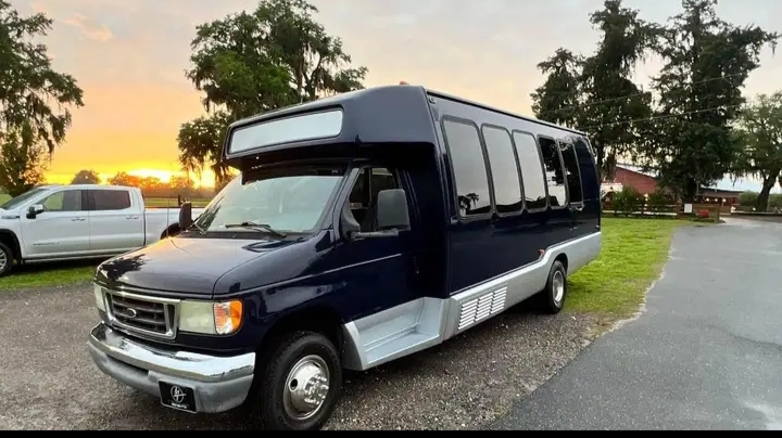 2003 Ford E-450 Shuttle Bus