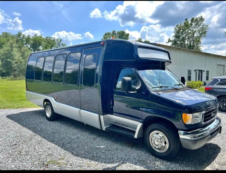 2003 Ford E-450 Shuttle Bus