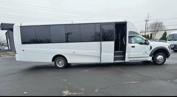 2019 Ford F-550 Executive Shuttle Bus