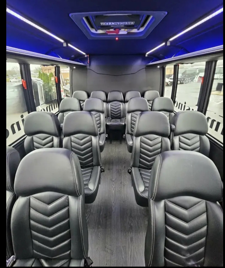 2019 Ford F-550 Executive Shuttle Bus