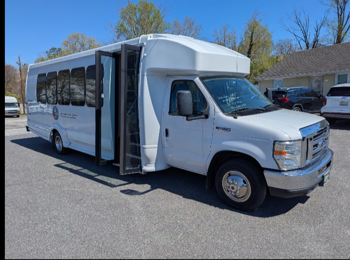 2017 Ford E-450 Shuttle Bus
