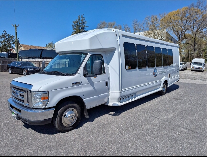 2017 Ford E-450 Shuttle Bus