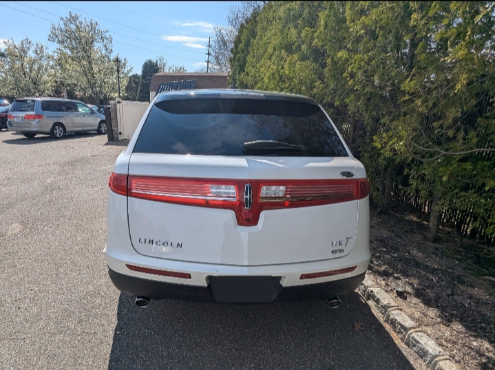 2013 Lincoln MKT Limousine