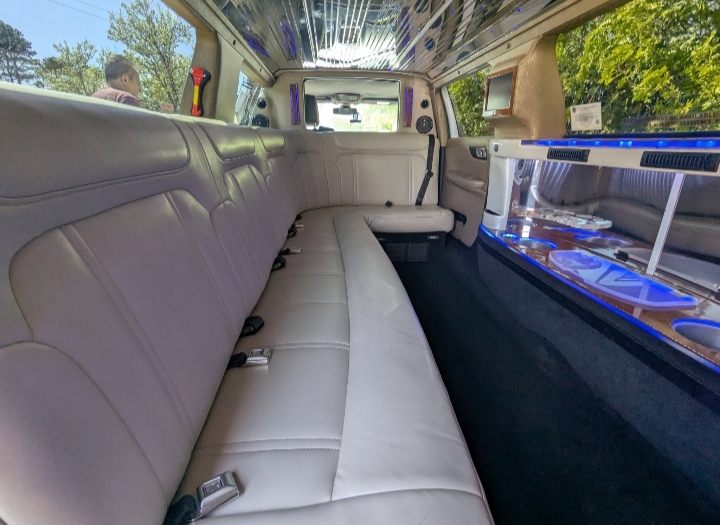 2013 Lincoln MKT Limousine