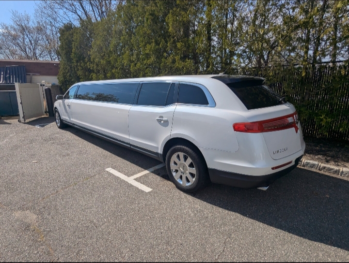 2013 Lincoln MKT Limousine