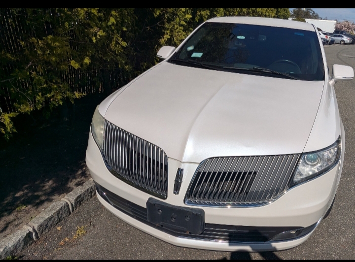 2013 Lincoln MKT Limousine