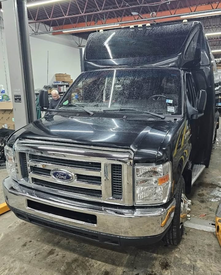 2017 Ford E-450 Shuttle Bus
