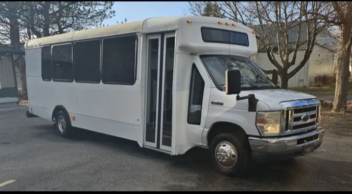 2015 Ford E-450 Shuttle Bus