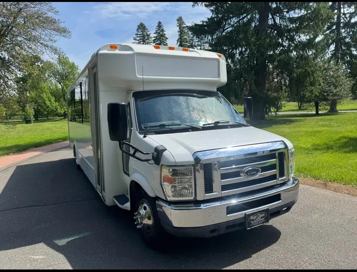 2013 Ford E-450 Limo Bus