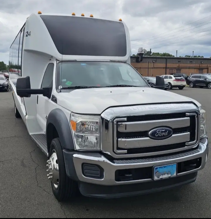 2016 Ford F-550 Limo Bus