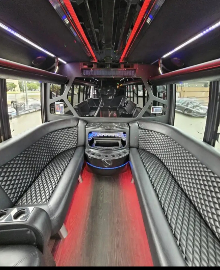 2016 Ford F-550 Limo Bus