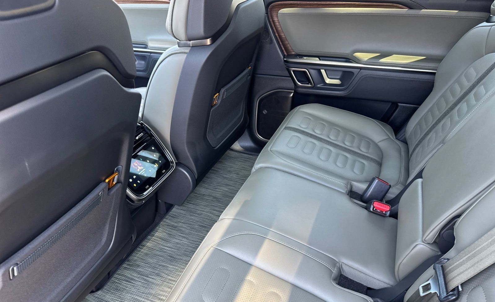 2024 Rivian R1S – Luxury Electric SUV with AWD
