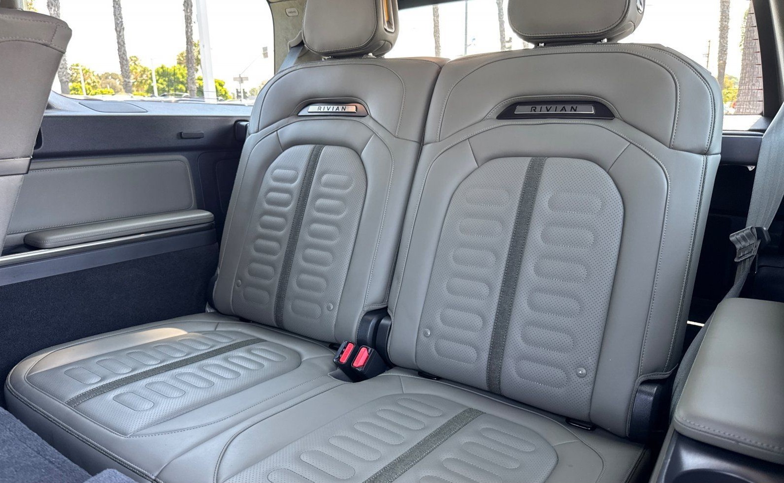 2024 Rivian R1S – Luxury Electric SUV with AWD