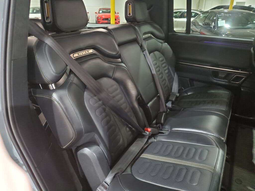 2024 Rivian R1S Dual Motor AWD – Modern Luxury Electric SUV