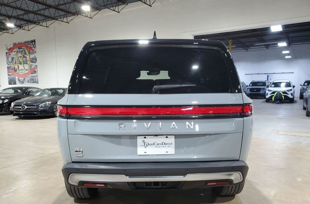 2024 Rivian R1S Dual Motor AWD – Modern Luxury Electric SUV