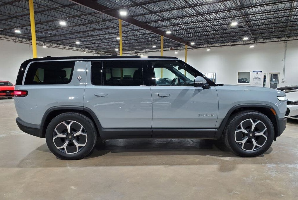 2024 Rivian R1S Dual Motor AWD – Modern Luxury Electric SUV