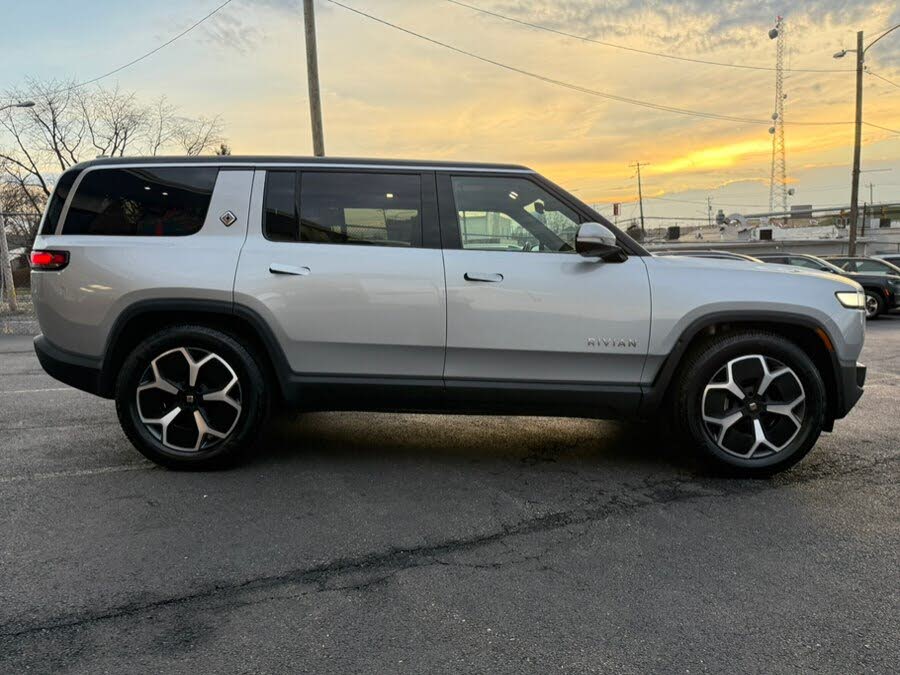 2024 Rivian R1S Adventure Edition – Powerful & Efficient EV SUV