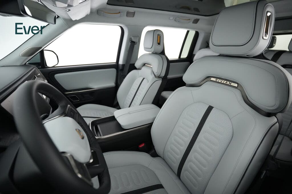 2024 Rivian R1S Adventure: Luxury Electric SUV in Excellent Condition