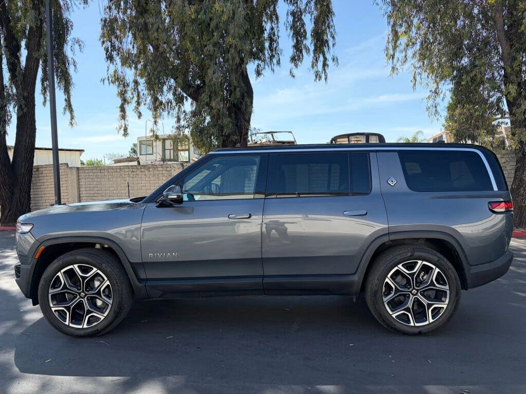 Luxury Electric Performance in the 2025 Rivian R1S AWD