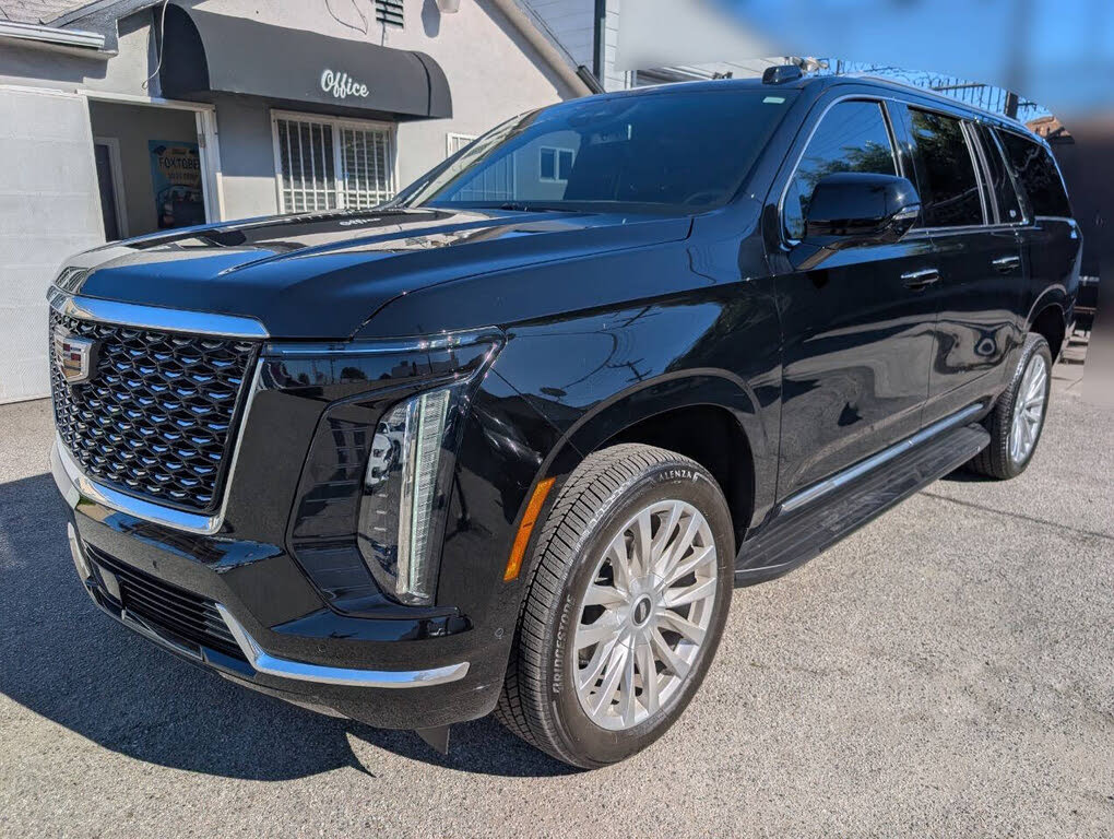 Luxury 2025 Full-Size  SUV with 4WD Capability