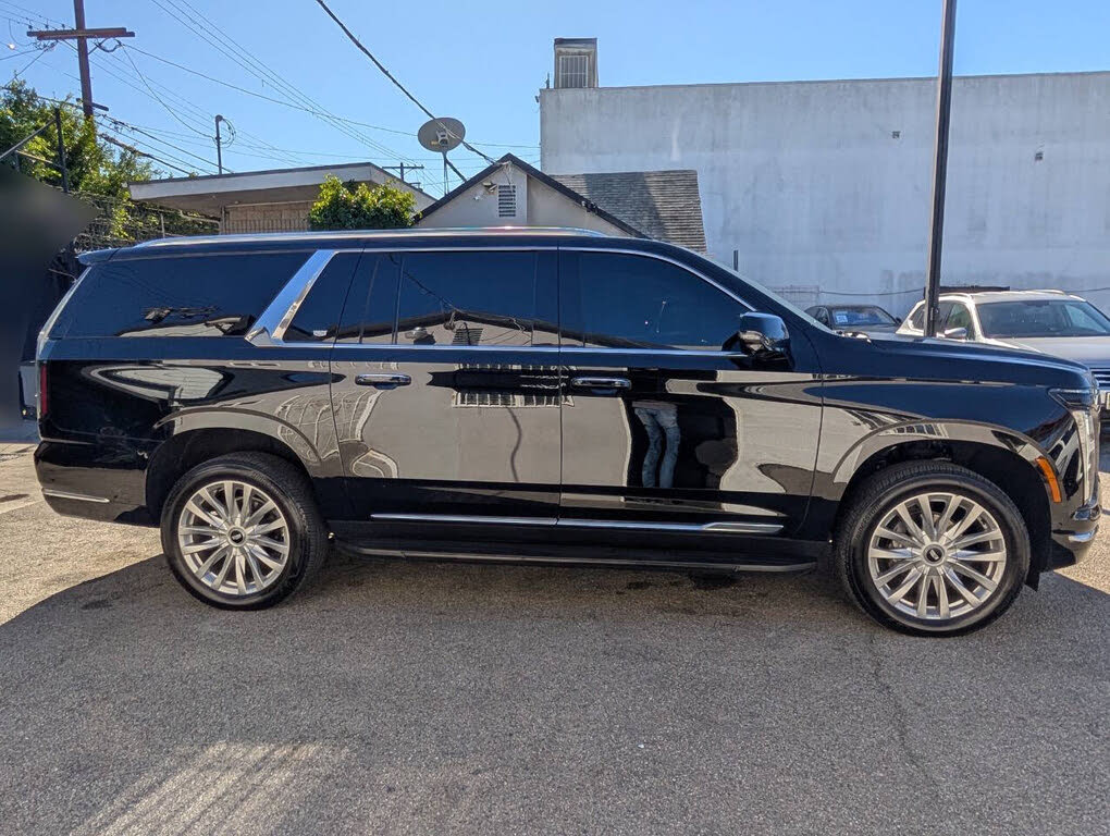 Luxury 2025 Full-Size  SUV with 4WD Capability