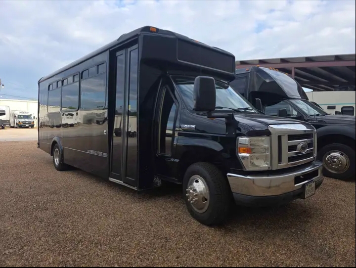 2013 Ford E-450 Limo Bus